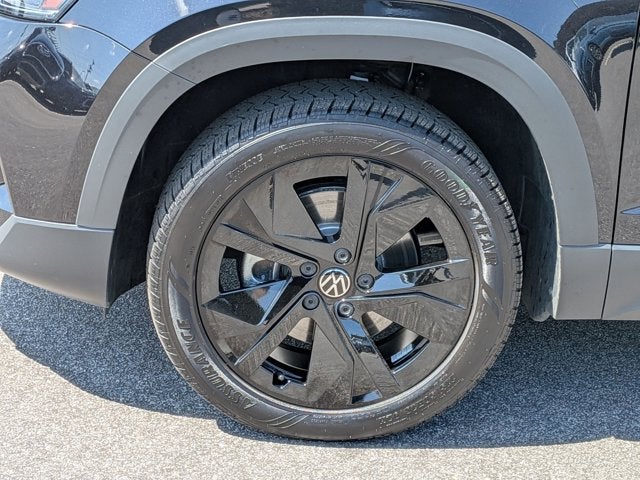 2025 Volkswagen Taos SE Black