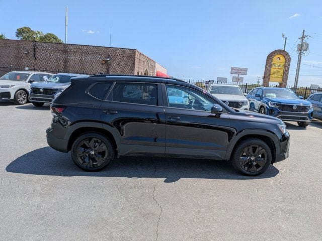 2025 Volkswagen Taos SE Black