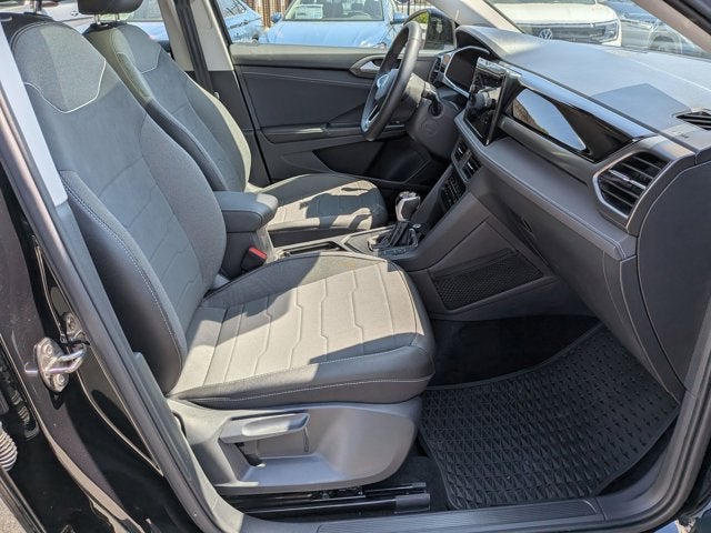 2025 Volkswagen Taos SE Black