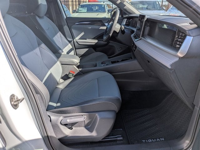 2025 Volkswagen Tiguan SE R-Line Black